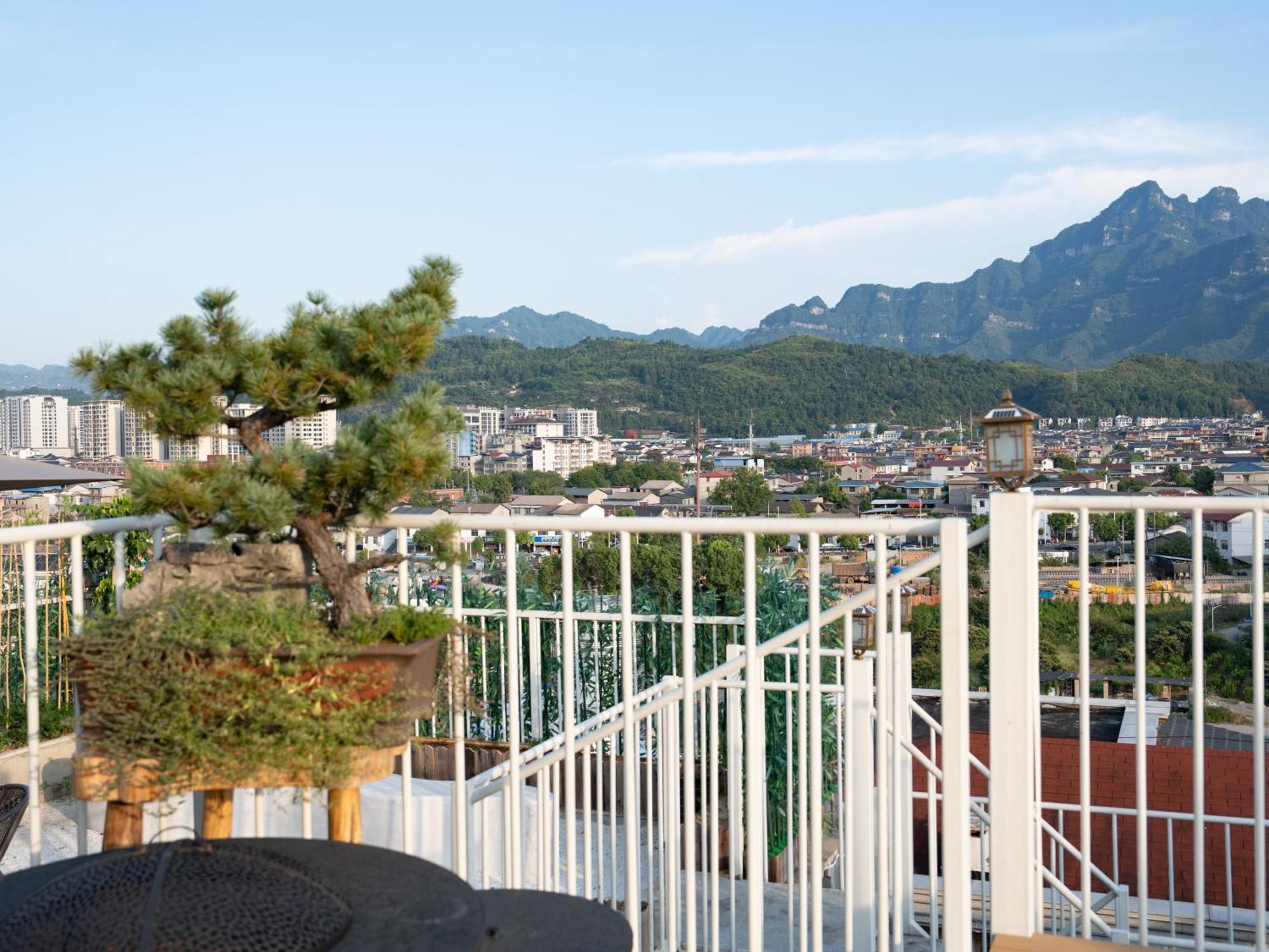 Patio Spring Holiday Inn -- Free Round Trip Pick-Up Service --Panoramic View Of Tianmen Mount Zhangjiajie Bagian luar foto