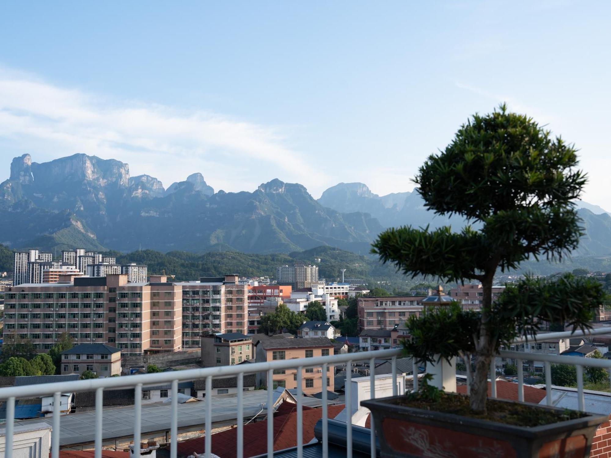Patio Spring Holiday Inn -- Free Round Trip Pick-Up Service --Panoramic View Of Tianmen Mount Zhangjiajie Bagian luar foto