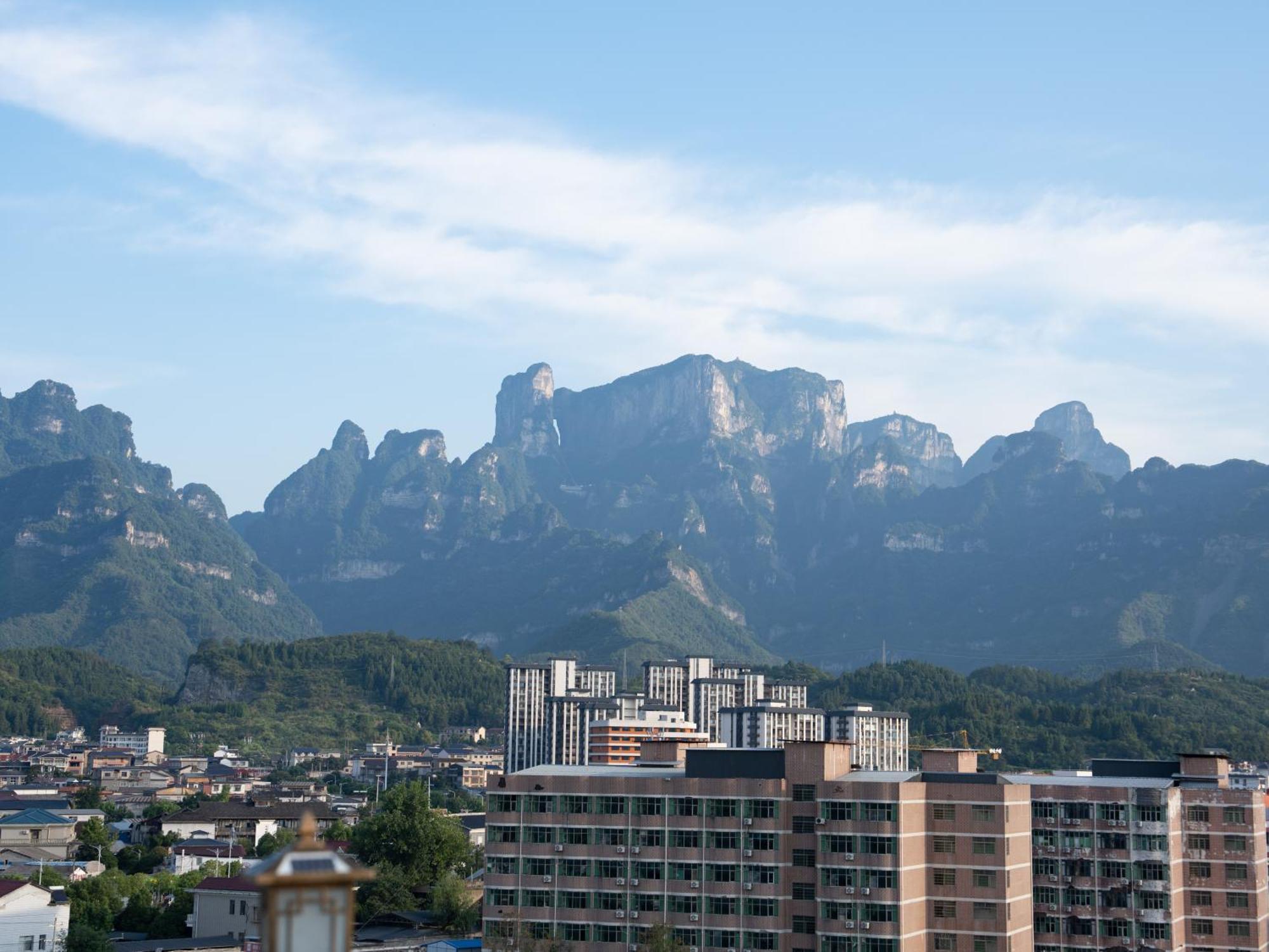 Patio Spring Holiday Inn -- Free Round Trip Pick-Up Service --Panoramic View Of Tianmen Mount Zhangjiajie Bagian luar foto